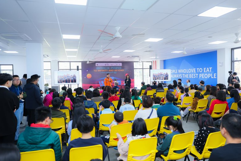 Với thử thách này, học sinh sẽ được điều khiển một con robot tàu ngầm (ROV) nằm ở độ sâu 900m so với mặt nước tại bờ biển California. Hoạt động sẽ giúp học sinh khám phá những sự sống ở sâu dưới lòng đại dương - nơi mà rất ít người từng đặt chân tới. 