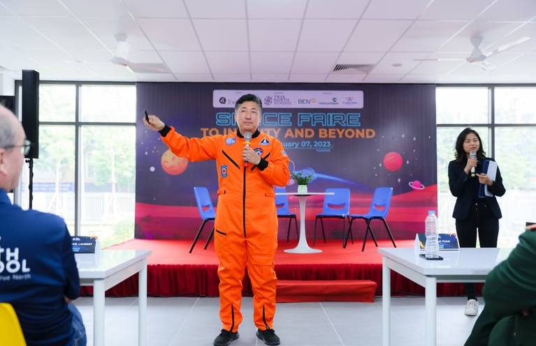 Hoạt động được dẫn dắt bởi thầy Danny Kim - Giám đốc Điều hành của Q4 Excellence - một tổ chức phi lợi nhuận là đối tác của NASA. Tại sự kiện, học sinh được hoạt động theo nhóm và sử dụng các quy tắc mã hóa khối đơn giản (block coding) để gửi một thông điệp lên Trạm Vũ trụ Quốc tế ISS. Ở hoạt động này, học sinh cũng sẽ được quan sát Không gian từ Trạm Vũ trụ Quốc tế ISS thông qua công nghệ thực tế ảo VR được cung cấp bởi Q4 Excellence. 