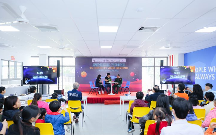 Đặc biệt, trong buổi sáng nay, các em học sinh cũng đã được nghe những câu chuyện truyền cảm hứng về Vũ trụ &amp; STEAM đến từ Trung tướng Phạm Tuân - phi hành gia, phi công và là người Việt Nam đầu tiên bay vào Vũ trụ; Thầy Danny Kim - Giám đốc Q4 Excellence; Thầy Michael Lambert - Tổng hiệu trưởng trường True Nort; Thầy Craig Gingerich- Giám đốc STEAM trường True North; Tiến sĩ Peter Tong - Chuyên gia hàng không và Phân tích dữ liệu, Nhà giáo dục, Giảng viên Toán và Vật lý tại Trường Quốc tế Concordia Thượng Hải. 