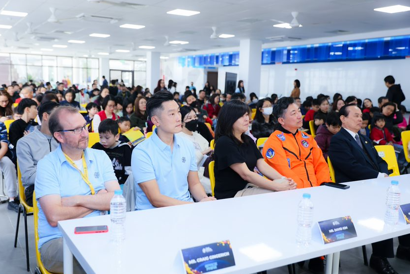 Những công việc liên quan đến STEM cũng được dự đoán sẽ tăng 16% tại Hoa Kỳ, trong khi con số đó chỉ ở mức 11% cho những ngành nghề khác. Thu nhập từ những công việc khoa học &amp; kỹ thuật cũng ở mức gấp đôi so với mức trung bình tại Hoa Kỳ. STEAM cũng giúp học sinh hình thành Bộ kỹ năng 4C (4Cs) - 4 kỹ năng vàng của thế kỷ 21, bao gồm Sáng tạo, Hợp tác, Tư duy phản biện &amp; Giao tiếp (Diễn đàn Kinh tế thế giới, 2017). Chính vì thế việc tiếp cận với STEAM ngay từ khi còn trên ghế nhà trường sẽ trở thành một lợi thế quan trọng giúp học sinh thành công trong cuộc sống sau này. 