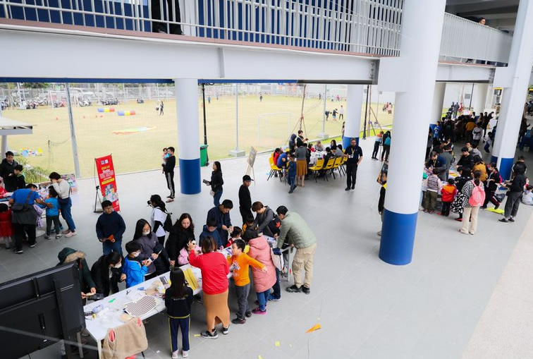 Hay với Robot Quest, học sinh sẽ được lái một chiếc xe Robot và thi đấu theo đội để vượt qua những thử thách mà các chuyên gia đưa ra. Hoạt động giúp học sinh phát triển kỹ năng hợp tác và tư duy làm việc nhóm. Với thử thách Solar System Simulation, sử dụng công nghệ thực tế ảo để cho phép học sinh quan sát hình ảnh mô phỏng của Hệ Mặt Trời, giúp học sinh hiểu thêm về thiên văn học và vật lý.