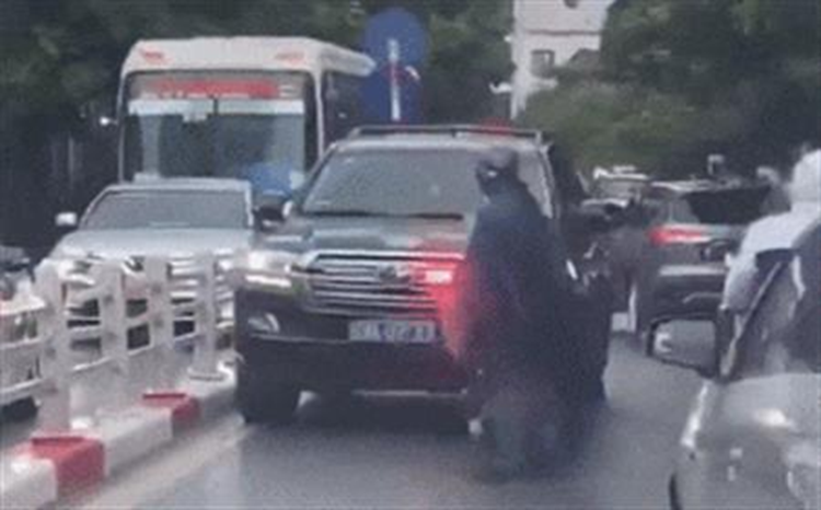 Xác minh người đàn ông đi xe máy chặn đầu xe biển xanh Xac minh nguoi dan ong di xe may chan dau xe bien xanh