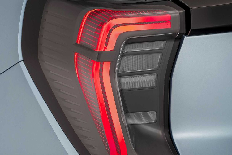 Các tính năng tiện nghi tiêu chuẩn được trang bị trên Ford Explorer EV có: chìa khóa thông minh, điều hòa hai vùng, Android Auto/Apple CarPlay không dây, đèn nền nội thất 10 màu,…