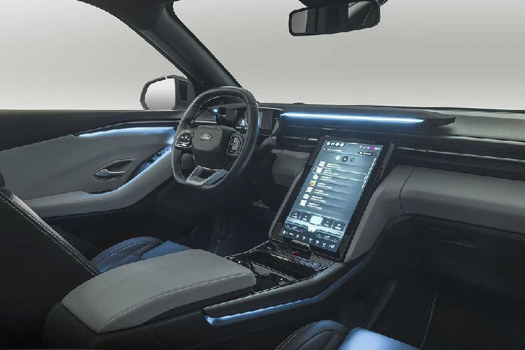 Theo một số nguồn tin, dẫn động cầu sau là trang bị tiêu chuẩn, bản Premium có dẫn động bốn bánh, sạc nhanh 10-80% trong 25 phút và có bơm nhiệt giúp cải thiện hiệu suất năng lượng.