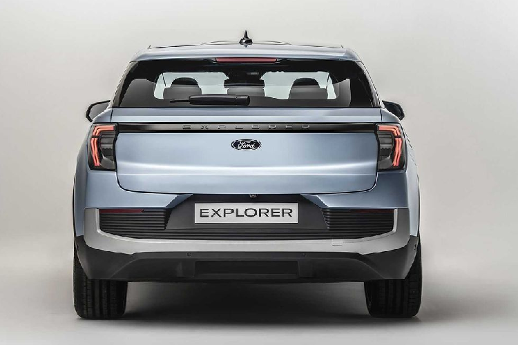 Khi màn này hạ xuống vị trí thấp nhất, khu vực để đồ tại cụm điều khiển trung tâm cũng sẽ được ẩn đi. Ở cụm điều khiển trung tâm, ngoài khoang chứa đồ ẩn đã nói trên còn một khu vực để đồ khác chứa vừa hai điện thoại thông minh cỡ lớn đi kèm sạc không dây, ngoài ra tại đây cũng có khay cốc tháo lắp được.