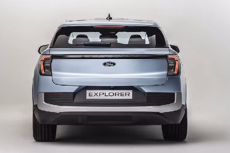 Khi màn này hạ xuống vị trí thấp nhất, khu vực để đồ tại cụm điều khiển trung tâm cũng sẽ được ẩn đi. Ở cụm điều khiển trung tâm, ngoài khoang chứa đồ ẩn đã nói trên còn một khu vực để đồ khác chứa vừa hai điện thoại thông minh cỡ lớn đi kèm sạc không dây, ngoài ra tại đây cũng có khay cốc tháo lắp được.