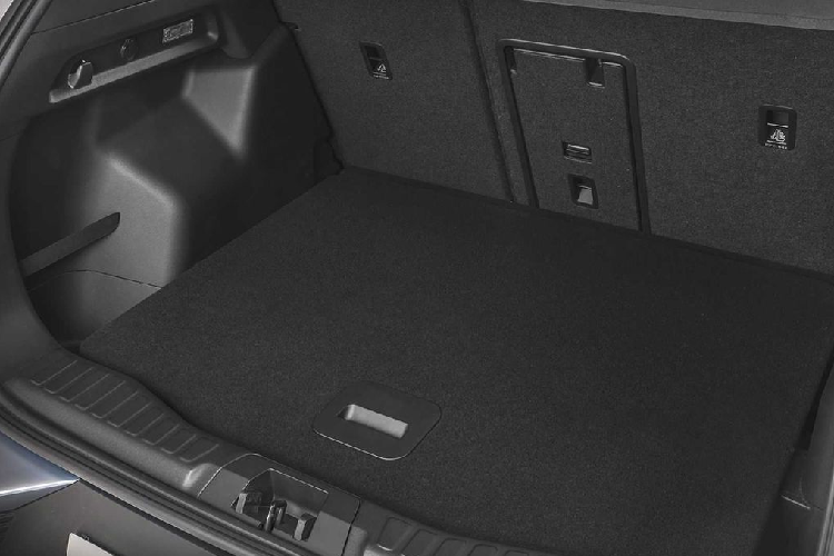 Chiếc SUV chạy điện cũng được trang bị 12 cảm biến siêu âm, 5 camera và 3 thiết bị radar có thể giám sát 360 độ xung quanh xe để kích hoạt một loạt hệ thống hỗ trợ người lái.