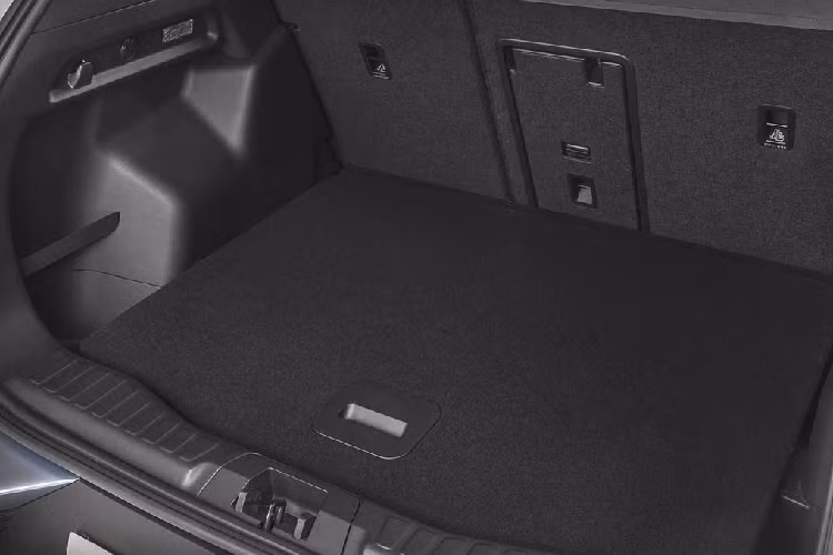 Chiếc SUV chạy điện cũng được trang bị 12 cảm biến siêu âm, 5 camera và 3 thiết bị radar có thể giám sát 360 độ xung quanh xe để kích hoạt một loạt hệ thống hỗ trợ người lái.