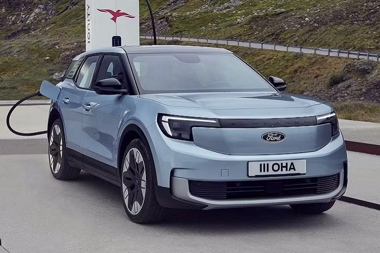  Ford Explorer EV chạy điện là một phần trong kế hoạch điện khí hóa toàn bộ dòng sản phẩm của Ford ở châu Âu vào năm 2030. Được phát triển dành riêng cho thị trường châu Âu, Ford Explorer EV là mẫu xe đầu tiên của hãng xe Mỹ sử dụng kiến trúc MEB của Tập đoàn Volkswagen, như một phần của sự hợp tác giữa Ford và VW. Ford Explorer EV sẽ được lắp ráp tại nhà máy của Ford ở Cologne, Đức.