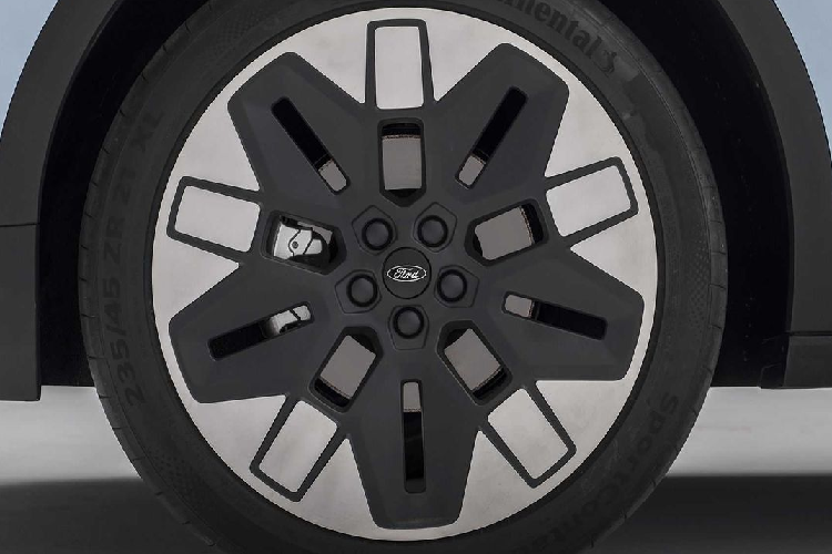 Về truyền động, Ford Explorer EV sẽ có 3 tuỳ chọn: động cơ mô-tơ đơn có công suất 168 mã lực và phạm vi hoạt động 351 km; động cơ mô-tơ đơn có công suất 228 mã lực và phạm vi hoạt động 539 km; động cơ mô-tơ đôi có công suất 335 mã lực và phạm vi hoạt động 491 km.