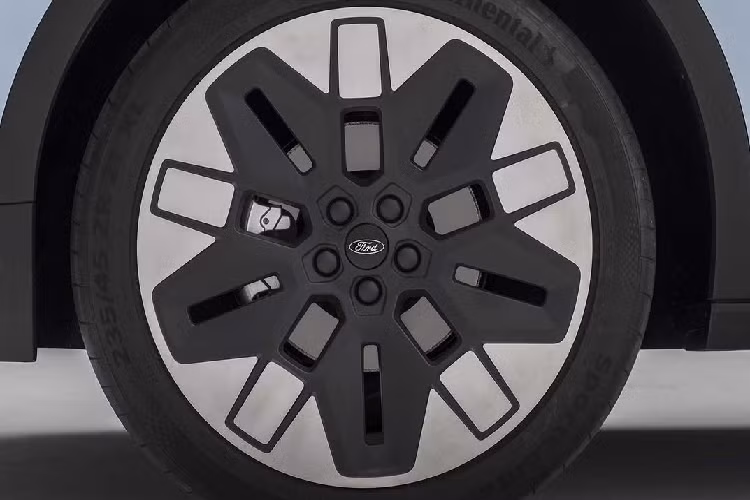 Về truyền động, Ford Explorer EV sẽ có 3 tuỳ chọn: động cơ mô-tơ đơn có công suất 168 mã lực và phạm vi hoạt động 351 km; động cơ mô-tơ đơn có công suất 228 mã lực và phạm vi hoạt động 539 km; động cơ mô-tơ đôi có công suất 335 mã lực và phạm vi hoạt động 491 km.