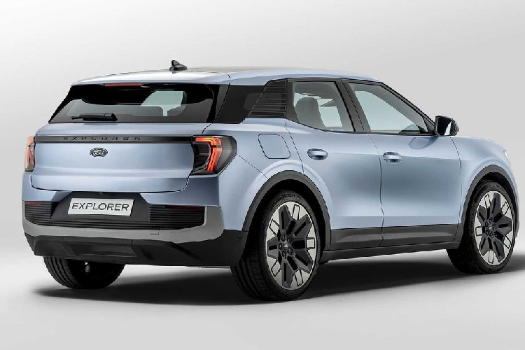 Tiếp đến là cột A màu đen và cột C tạo hình độc đáo tạo ra hiệu ứng mái nổi. Thiết kế mâm xe hợp kim được tối ưu hóa khí động học với các kích thước 19, 20 và 21 inch. Bên trong cabin, Ford Explorer EV nổi bật với thiết kế hiện đại, với điểm nhấn chính là màn hình cảm ứng trung tâm Ford Sync Move kích thước 15 inch kiểu dọc, có thể nâng lên hạ xuống một cách mượt mà theo góc 30 độ.