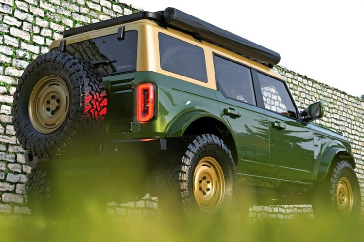 Hệ thống chiếu sáng của mẫu xe SUV địa hình Ford Bronco đậm chất cổ điển này cũng được nâng cấp với đèn pha và đèn hậu của Oracle, đi kèm bộ đèn phụ trợ mang thương hiệu Rigid Industries.