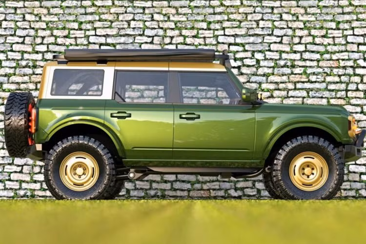 Ở bên trong, chiếc Bronco có ghế ngồi bọc da Katzkin và hệ thống âm thanh từ hãng Rockford Fosgate. Xe cũng được trang bị hàng loạt phụ kiện phục vụ việc du lịch bao gồm tủ lạnh âm tường, hai chiếc ghế cắm trại và lò sưởi từ Front Runner.