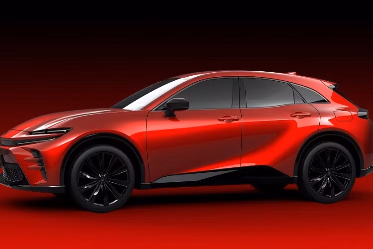 Theo thông tin trên trang web dành riêng cho dòng xe Toyota Crown thế hệ mới, Crown Sport sẽ sở hữu chiều dài 4.710 mm, chiều rộng 1.880 mm, chiều cao 1.560 mm và chiều dài cơ sở 2.770 mm. Như vậy, mẫu xe này có kích thước nhỏ hơn cả hai người anh em Toyota Crown Crossover và Crown Sedan.