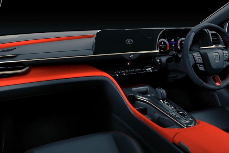 Điều này được thể hiện rõ qua thiết kế dải đèn LED định vị ban ngày hình chữ "C", nắp ca-pô dốc xuống dưới, nẹp đen bóng vắt ngang đầu xe, đèn hậu và cửa cốp.