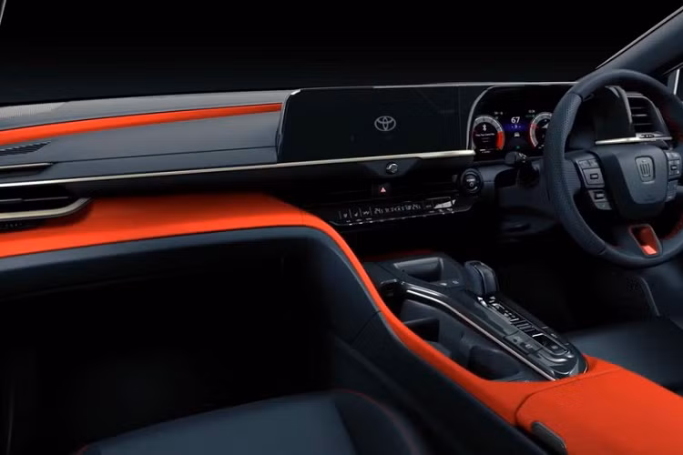 Điều này được thể hiện rõ qua thiết kế dải đèn LED định vị ban ngày hình chữ "C", nắp ca-pô dốc xuống dưới, nẹp đen bóng vắt ngang đầu xe, đèn hậu và cửa cốp.