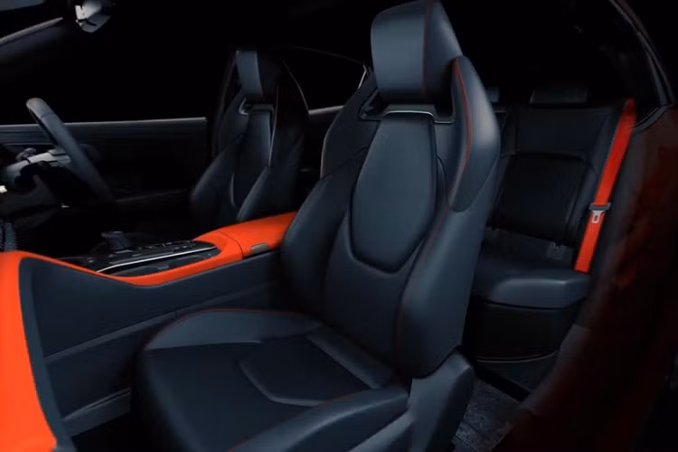 Vì không phải là xe dẫn động cầu sau như người anh em Toyota Crown Sedan 2024 nên mẫu SUV hạng trung này đi kèm cụm điều khiển trung tâm nằm thấp hơn. Đằng sau hàng ghế thứ hai là khoang hành lý khá rộng rãi. Hãng Toyota cho biết, Crown Sport mới sẽ có 2 tùy chọn động cơ.