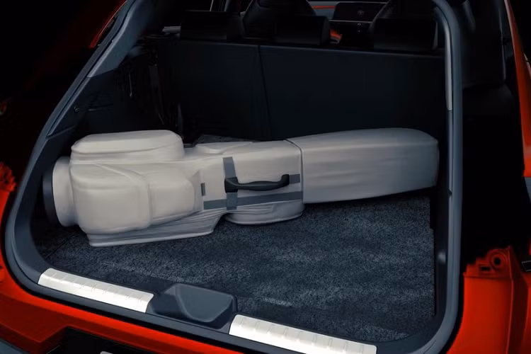 Với phiên bản nội thất đỏ - đen, xe có thêm những điểm nhấn màu đỏ khác như viền chỉ trên vô lăng/ghế và dây đai an toàn. Ngay cả chấu vô lăng cũng được trang trí màu đỏ. Bên cạnh đó là những chi tiết màu đồng như nẹp trên mặt táp-lô, tapi cửa, cụm điều khiển trung tâm và viền cửa gió điều hòa.