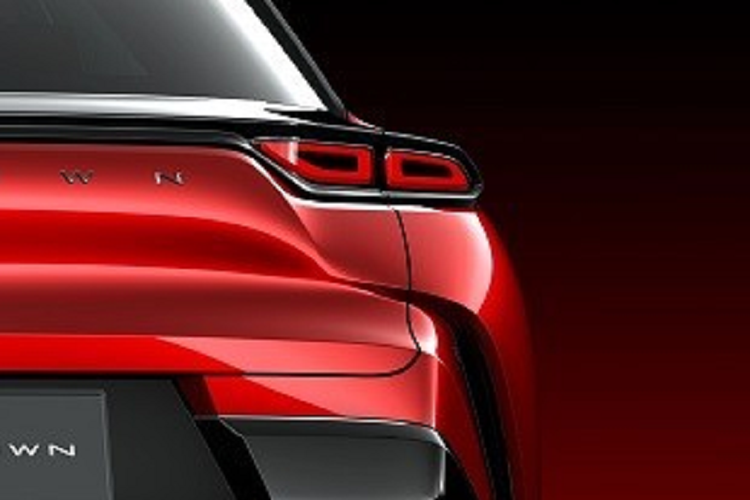 Thêm vào đó là vô lăng 3 chấu, tích hợp phím chức năng/lẫy chuyển số thể thao, điều hòa tự động đi kèm màn hình nhỏ, cần số điện tử, phanh tay điện tử, sạc điện thoại không dây, tự động giữ phanh tạm thời và ghế nhớ vị trí. Để phù hợp với cái tên Toyota Crown Sport 2024, ghế của xe được thiết kế theo phong cách thể thao, ôm lấy thân người ngồi.