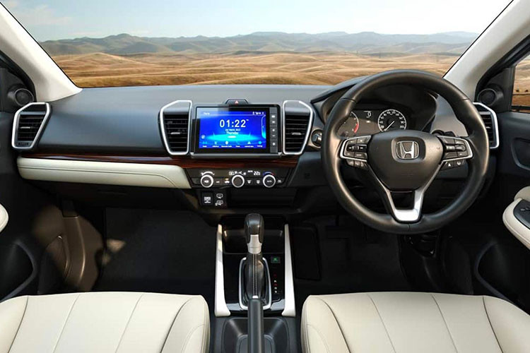 Bên trong mẫu sedan hạng B này có thêm những tính năng tiện nghi mới như màn hình màu TFT 7 inch trong bảng đồng hồ, gương chiếu hậu chống chói tự động, cửa sổ trời chỉnh điện và đèn viền ở sàn đặt chân.