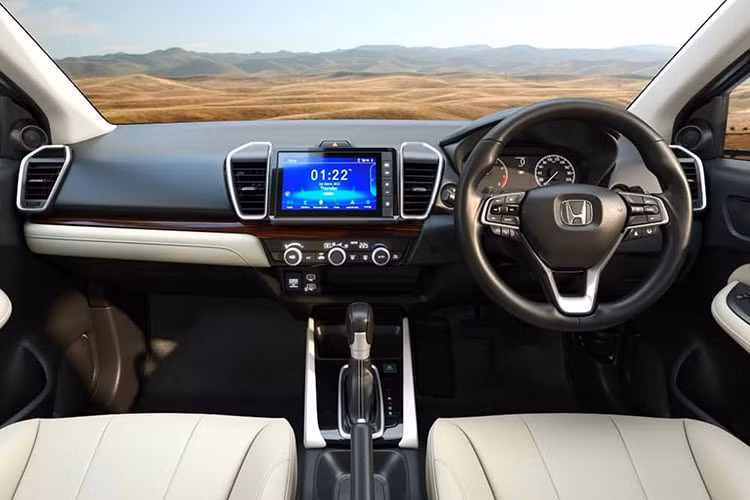 Bên trong mẫu sedan hạng B này có thêm những tính năng tiện nghi mới như màn hình màu TFT 7 inch trong bảng đồng hồ, gương chiếu hậu chống chói tự động, cửa sổ trời chỉnh điện và đèn viền ở sàn đặt chân.