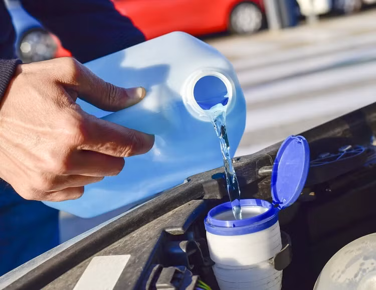 Co nen dung nuoc thay cho dung dich rua kinh oto chuyen dung?