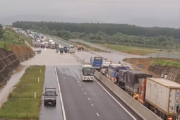 Cao toc Phan Thiet - Dau Giay ngap nang vi bi ha cot nen?-Hinh-2