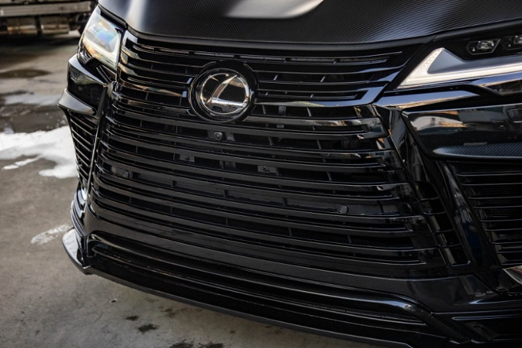 Nằm dưới mui xe mang thiết kế cứng cáp đặc trưng của Lexus LX600 vẫn là khối động cơ V6 twin-turbo 3.5L, công suất tối đa 409 mã lực và mô-men xoắn cực đại 650 Nm. Đi kèm với động cơ này là hộp số 10 cấp tự động và hệ dẫn động 4 bánh. Người lái có thể lựa chọn 6 chế độ: Normal, Eco, Comfort, Sport S, Sport S+ và Customize.