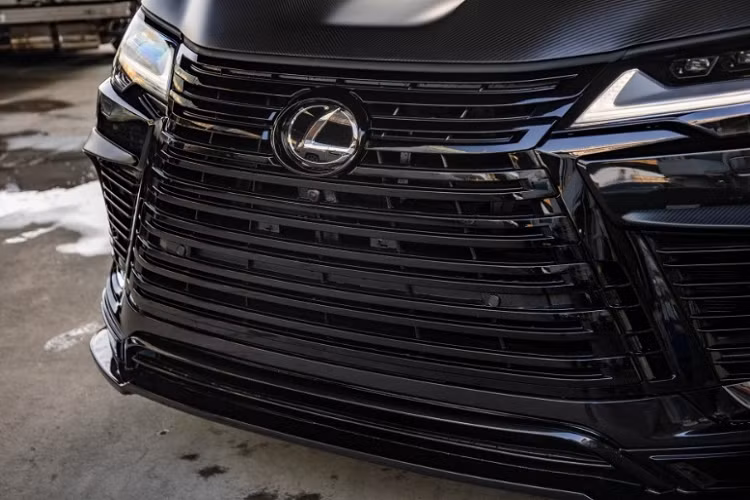 Nằm dưới mui xe mang thiết kế cứng cáp đặc trưng của Lexus LX600 vẫn là khối động cơ V6 twin-turbo 3.5L, công suất tối đa 409 mã lực và mô-men xoắn cực đại 650 Nm. Đi kèm với động cơ này là hộp số 10 cấp tự động và hệ dẫn động 4 bánh. Người lái có thể lựa chọn 6 chế độ: Normal, Eco, Comfort, Sport S, Sport S+ và Customize.