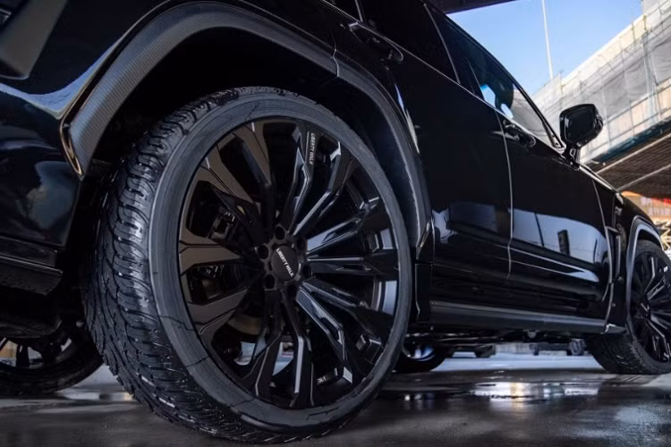 Để tăng tính thẩm mỹ và khả năng khí động học, chiếc LX600 phiên bản độ này đã được bổ sung cánh gió tại kính sau và nắp khoang hành lý. Bên cạnh đó, Liberty Walk còn trang bị cho chiếc SUV hạng sang bộ mâm đa chấu 24 inch do thương hiệu AME Wheels chế tác, cùng với lốp Yokohama Parada.