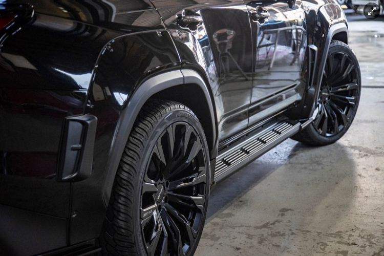 Hiện tại, Lexus LX600 đang được phân phối chính hãng tại Việt Nam với 3 phiên bản Urban, F Sport và VIP. Mức giá xe Lexus LX600 lần lượt là 8,5 tỷ đồng, 8,75 tỷ đồng và 9,61 tỷ đồng.