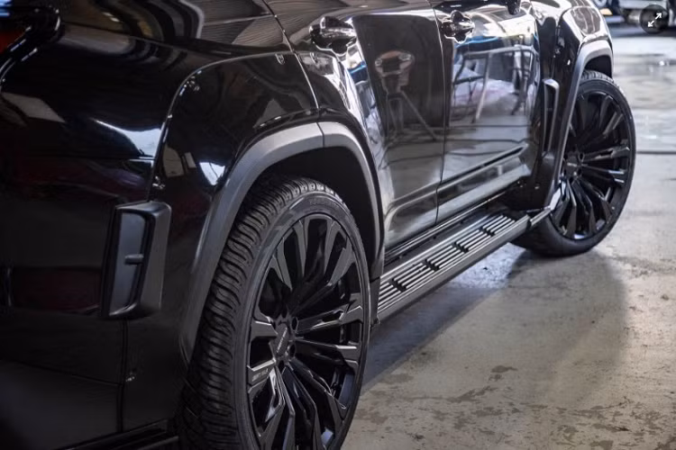 Hiện tại, Lexus LX600 đang được phân phối chính hãng tại Việt Nam với 3 phiên bản Urban, F Sport và VIP. Mức giá xe Lexus LX600 lần lượt là 8,5 tỷ đồng, 8,75 tỷ đồng và 9,61 tỷ đồng.