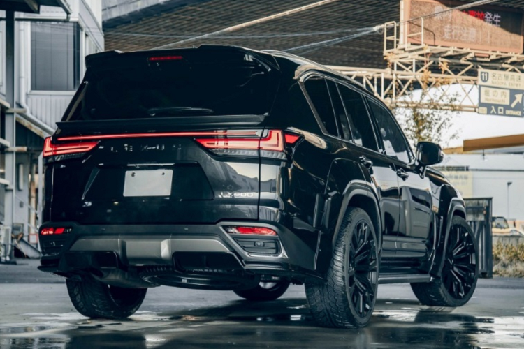 Nếu muốn nâng cấp, độ Liberty Walk cho xe, người dùng sẽ phải chi thêm số tiền dao động từ 7.370 USD đến 22.660 USD (tương đương 172 - 531 triệu đồng). Tại Việt Nam, việc các đại gia Việt nâng cấp các gói độ widebody cho những chiếc SUV hạng sang còn chưa phổ biến.