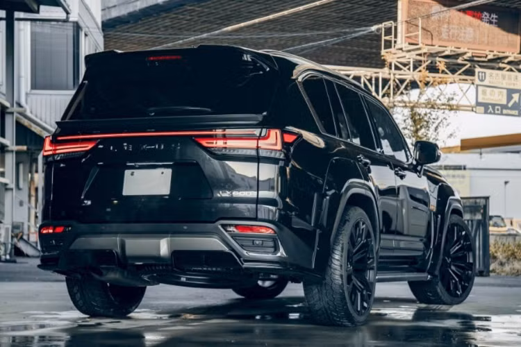 Nếu muốn nâng cấp, độ Liberty Walk cho xe, người dùng sẽ phải chi thêm số tiền dao động từ 7.370 USD đến 22.660 USD (tương đương 172 - 531 triệu đồng). Tại Việt Nam, việc các đại gia Việt nâng cấp các gói độ widebody cho những chiếc SUV hạng sang còn chưa phổ biến.