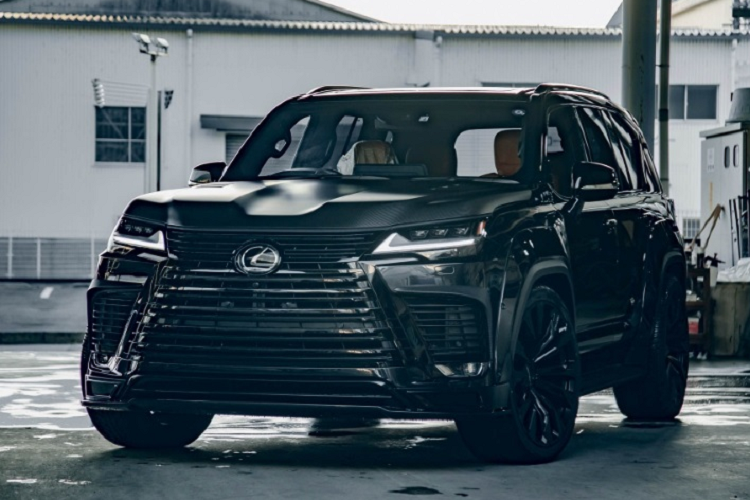 Ở phiên bản độ độc đáo của Liberty Walk, thân xe LX600 được thiết kế rộng hơn, hốc bánh xe lớn và nhiều sợi carbon giúp lột xác LX từ một phương tiện chuyên chở dành cho gia đình thành một chiếc SUV hầm hố, thể thao hơn.