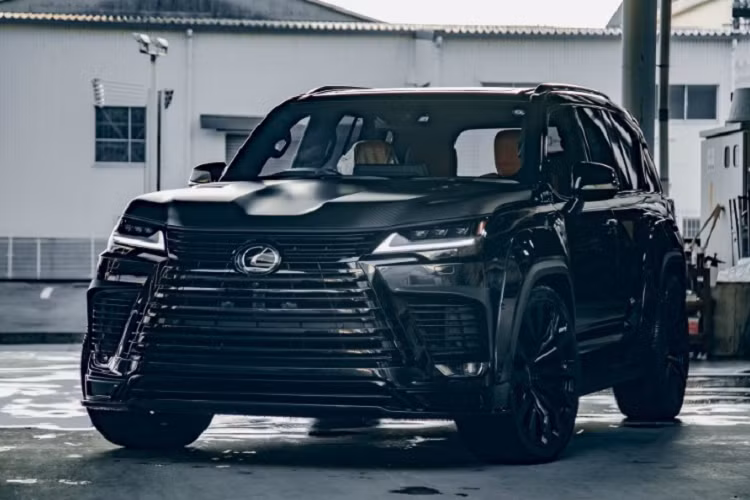 Ở phiên bản độ độc đáo của Liberty Walk, thân xe LX600 được thiết kế rộng hơn, hốc bánh xe lớn và nhiều sợi carbon giúp lột xác LX từ một phương tiện chuyên chở dành cho gia đình thành một chiếc SUV hầm hố, thể thao hơn.