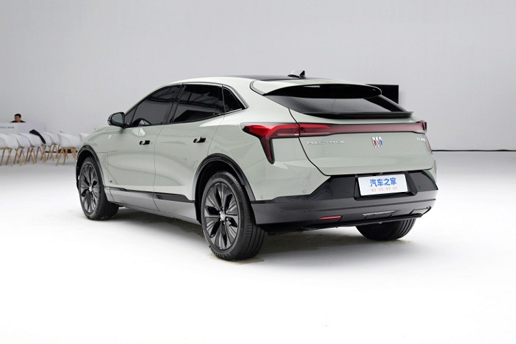 Về kích thước thân xe, chiều dài, chiều rộng và chiều cao của chiếc xe Buick E4 lần lượt là 4818/1912/1581 mm, chiều dài cơ sở là 2954 mm, xe trang bị mâm 20 inch với kích thước lốp 245/50. Ngoài bản tiêu chuẩn còn có Buick E4 GS với GS là chữ viết tắt của "Gran Sport", kể từ năm 1965, nó đã trở thành dòng sản phẩm làm nổi bật gen thể thao và nét quyến rũ thời thượng của Buick.