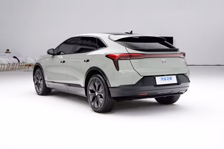 Về kích thước thân xe, chiều dài, chiều rộng và chiều cao của chiếc xe Buick E4 lần lượt là 4818/1912/1581 mm, chiều dài cơ sở là 2954 mm, xe trang bị mâm 20 inch với kích thước lốp 245/50. Ngoài bản tiêu chuẩn còn có Buick E4 GS với GS là chữ viết tắt của "Gran Sport", kể từ năm 1965, nó đã trở thành dòng sản phẩm làm nổi bật gen thể thao và nét quyến rũ thời thượng của Buick.