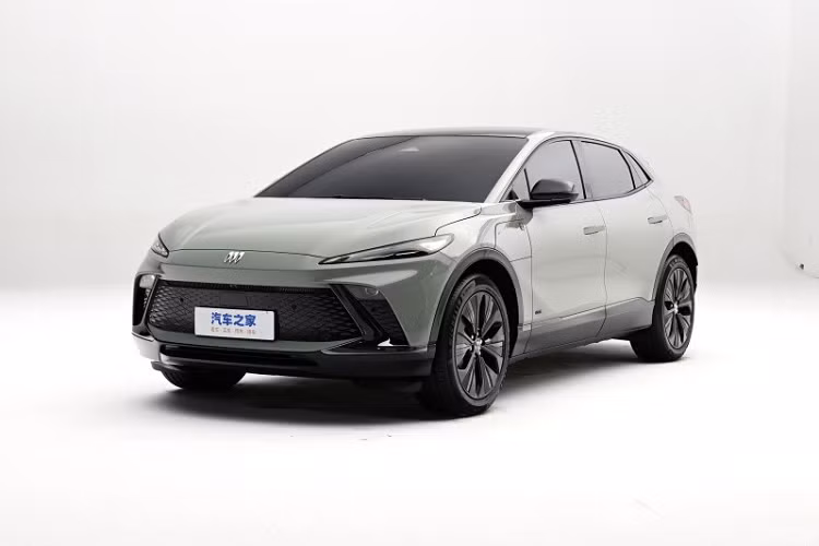 Tùy thuộc vào phiên bản mà SUV điện Buick E4 có thể lăn bánh quãng đường dài từ 530 km đến 620 km sau 1 lần sạc đầy, giá bán của 4 phiên bản từ 189.900 nhân dân tệ đến 259.900 nhân dân tệ, (tương đương 617 triệu - 845 triệu đồng). Người dùng đặt hàng trước ngày 31/8/2023 có thể được bảo hành trọn đời và sạc tại nhà miễn phí.