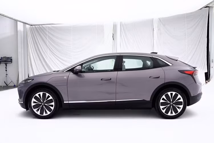 Buick E4 2023 tại Trung Quốc gây ấn tượng với phần đầu xe áp dụng thiết kế đèn pha tách đôi và giữ lại lưới tản nhiệt khép kín vốn có của xe điện, tuy nhiên, chiếc xe này lại có 3 hốc gió giả làm mát rất lớn, được sơn đen, để tạo điểm nhấn cho mặt tiền. Nhìn từ bên hông, chiếc xe mới áp dụng thiết kế trượt về phía sau, trang bị tay nắm cửa ẩn, lực cản gió chỉ 0,287Cd. Đuôi xe áp dụng thiết kế cánh lướt gió kép, hình dáng đèn hậu cũng rất năng động.