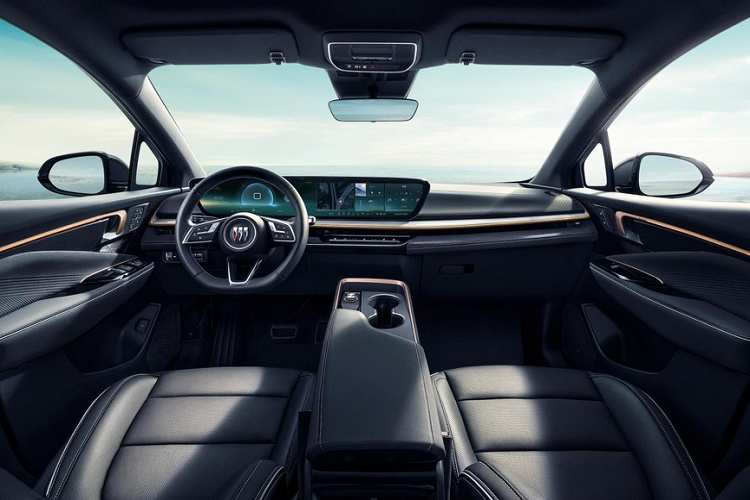 Xe mới áp dụng gói ngoại hình phong cách thể thao độc quyền của GS lưới tản nhiệt kim cương pha lê đen, gương chiếu hậu bên ngoài, khung cửa sổ, viền dưới đều đã được sơn đen, mâm xe 20 inch cánh hoa kéo thấp thiết kế màu tương phản, và phanh Brembo. Toàn bộ dòng Buick E4 được trang bị buồng lái thông minh VCS thế hệ mới và công nghệ eConnect mới nhất, trang bị màn hình Eyemax 30 inch cong 6K và chip Qualcomm Snapdragon 8155.