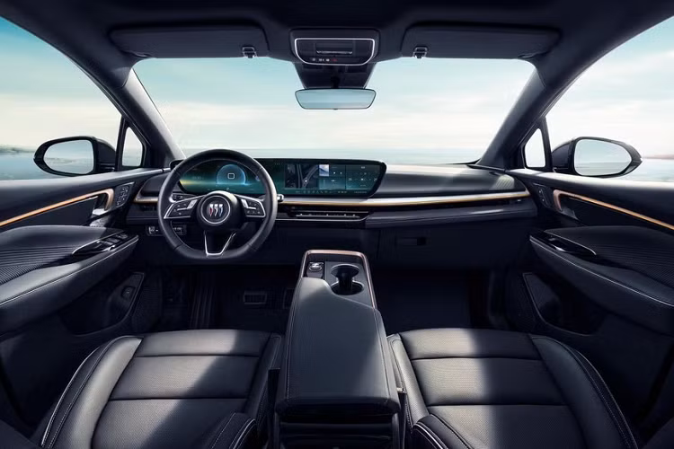 Xe mới áp dụng gói ngoại hình phong cách thể thao độc quyền của GS lưới tản nhiệt kim cương pha lê đen, gương chiếu hậu bên ngoài, khung cửa sổ, viền dưới đều đã được sơn đen, mâm xe 20 inch cánh hoa kéo thấp thiết kế màu tương phản, và phanh Brembo. Toàn bộ dòng Buick E4 được trang bị buồng lái thông minh VCS thế hệ mới và công nghệ eConnect mới nhất, trang bị màn hình Eyemax 30 inch cong 6K và chip Qualcomm Snapdragon 8155.