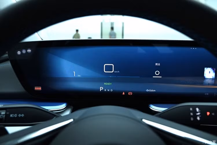 Về sức mạnh, Buick Electra E4 được trang bị ắc quy dung lượng 65kWh, động cơ đồng bộ nam châm vĩnh cửu công suất tối đa 180kW, khoảng 241 mã lực và mô-men xoắn cực đại 330 Nm, quãng đường xe di chuyển 530 km trong điều kiện CLTC. Phiên bản GS dẫn động bốn bánh sử dụng bố trí động cơ với phía trước đồng bộ nam châm vĩnh cửu và phía sau không đồng bộ cảm ứng, với công suất tối đa 283 mã lực, mô-men xoắn cực đại 465 Nm và phạm vi hành trình 620 km trong điều kiện CLTC.