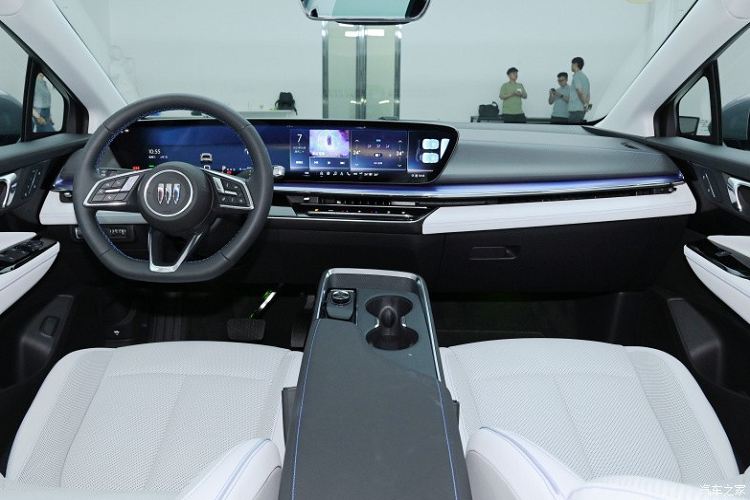 Nội thất chú ý đến các chi tiết chạm khắc. Màu nội thất bằng đồng sáng như ban đêm độc đáo của Buick E4 GS, kết hợp với các mảng hoa văn giới hạn của GS, bàn đạp chào mừng phát sáng và nhiều lớp phủ da lộn, khiến khoang lái trở nên có kết cấu và cá tính hơn.