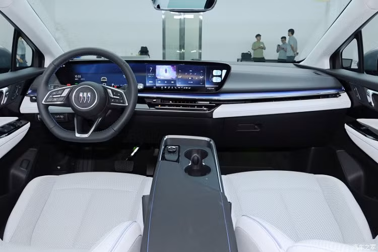 Nội thất chú ý đến các chi tiết chạm khắc. Màu nội thất bằng đồng sáng như ban đêm độc đáo của Buick E4 GS, kết hợp với các mảng hoa văn giới hạn của GS, bàn đạp chào mừng phát sáng và nhiều lớp phủ da lộn, khiến khoang lái trở nên có kết cấu và cá tính hơn.