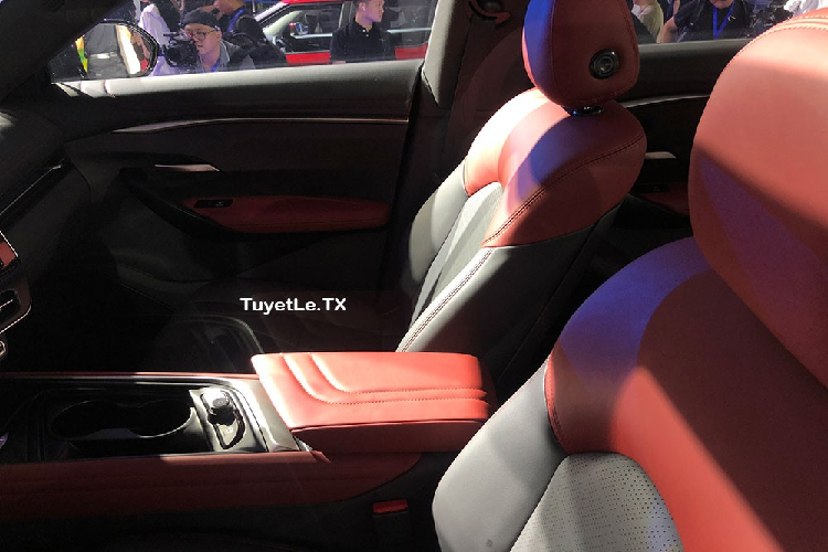 Cũng như ngoại thất, nội thất của VinFast VF7 được thiết kế theo phong cách thể thao với những mảng màu tương phản và vô lăng vát đáy. Ngoài ra, nội thất còn được trang bị bằng những chi tiết ốp kim loại ở vô lăng, dãy phím bấm chuyển số, cụm điều khiển trung tâm và tapi cửa.