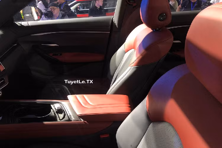 Cũng như ngoại thất, nội thất của VinFast VF7 được thiết kế theo phong cách thể thao với những mảng màu tương phản và vô lăng vát đáy. Ngoài ra, nội thất còn được trang bị bằng những chi tiết ốp kim loại ở vô lăng, dãy phím bấm chuyển số, cụm điều khiển trung tâm và tapi cửa.