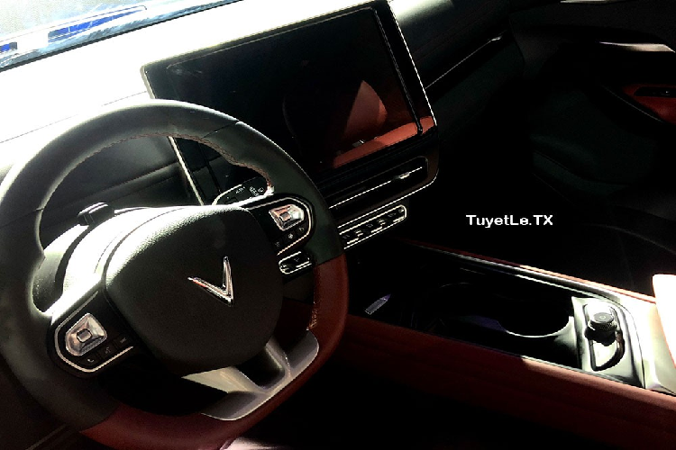 Theo hãng VinFast, bản Eco sẽ được trang bị nội thất bọc nỉ và màn hình cảm ứng trung tâm với kích thước 12,9 inch. Trong khi đó, bản Plus dùng nội thất bọc da thân thiện với môi trường, màn hình cảm ứng trung tâm 15,6 inch và trần bằng kính toàn cảnh. 