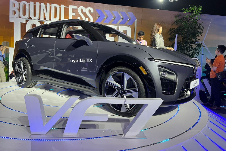 Tại triển lãm “VinFast - Vì tương lai xanh” sẽ diễn ra tại 11 tỉnh, thành trong vòng 72 ngày (từ ngày 7/7 - 17/9/2023), VinFast lần đầu tiên ra mắt 3 mẫu ôtô điện là VF3, VF6 và VF7. Trong số đó, VinFast VF7 2024 mới là mẫu ôtô điện được nhiều người mong chờ nhờ thiết kế ấn tượng. Khi bán ra tại thị trường Việt Nam, VinFast VF7 sẽ được định vị giữa 2 người anh em VF6 và VF8.